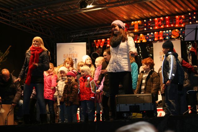 gal/2011/2011 Steeler Weihnachtsmarkt/2011 Saitentwist Steeler Weihnachtsmarkt 14.11 146.JPG